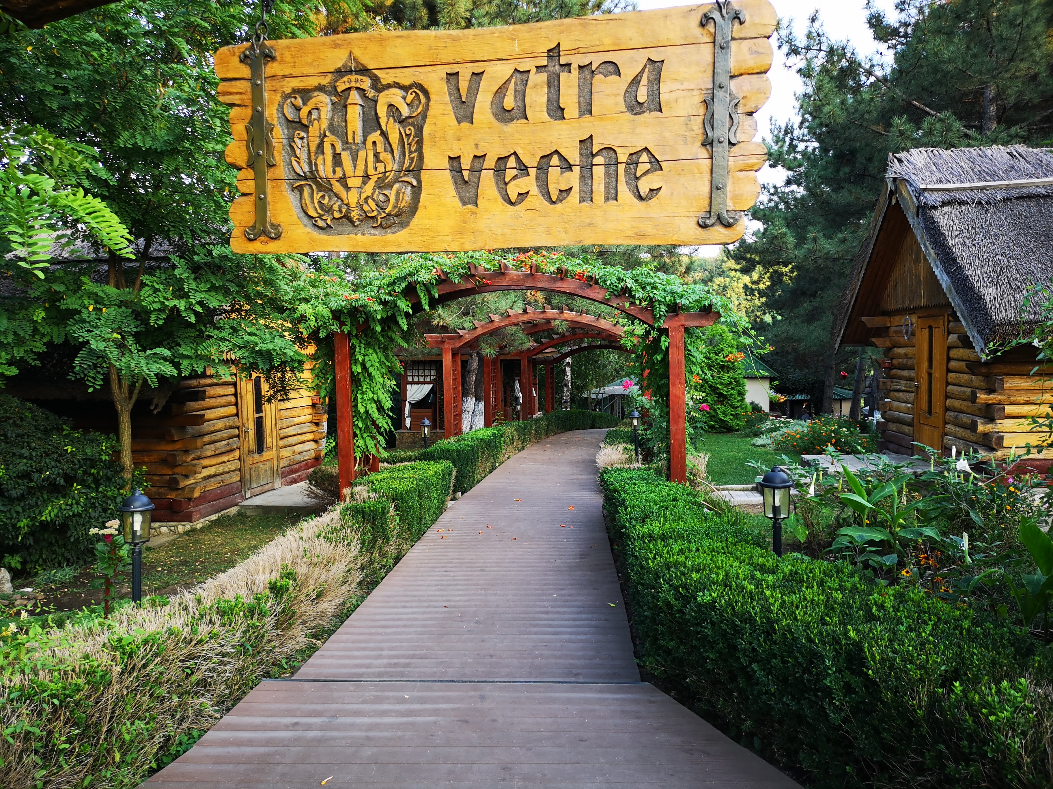 Intrarea Vatra Veche din lemn — Rose Valley Park (Parcul Valea Trandafirilor), Chișinău, Republic of Moldova