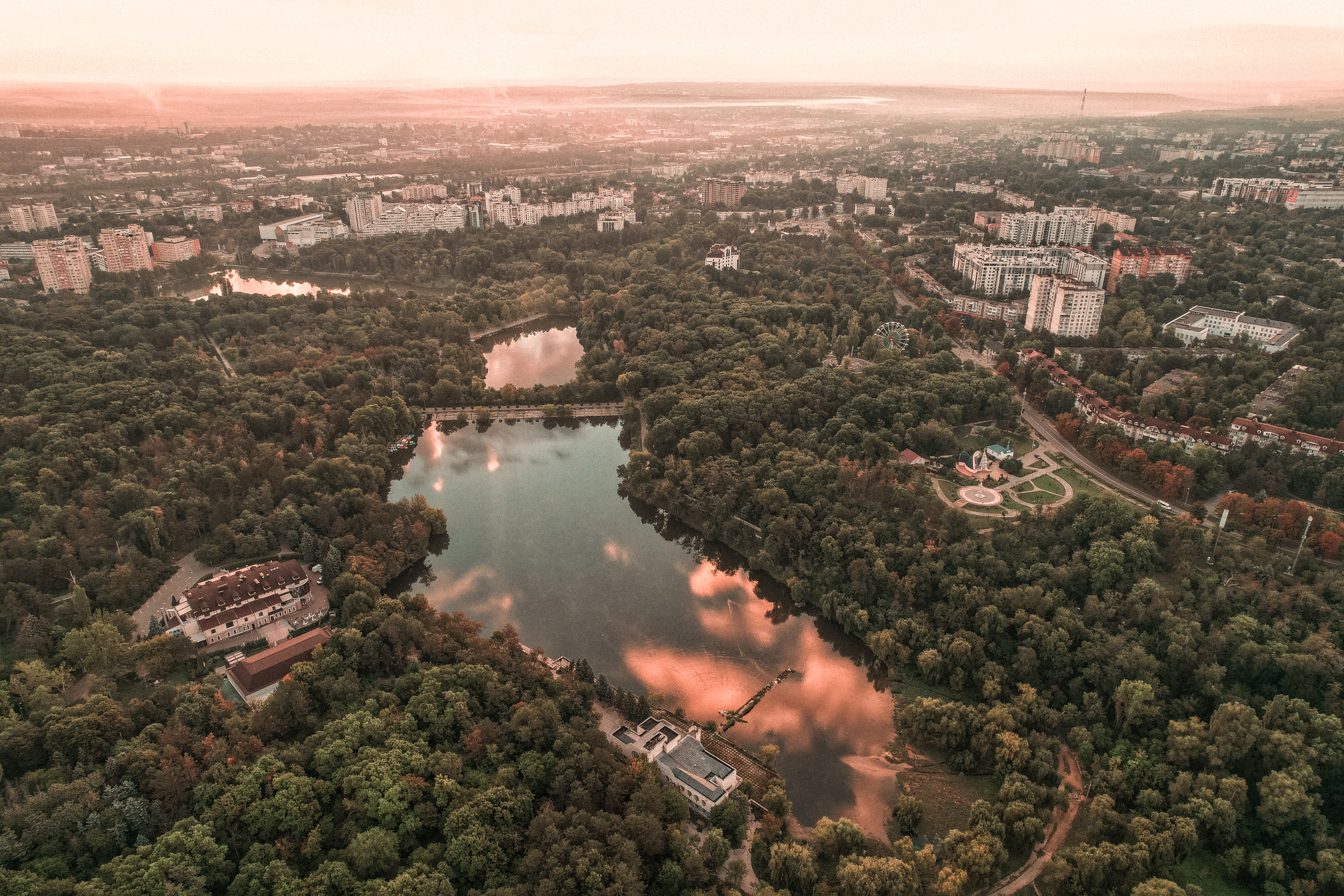 Apus de soare aerian deasupra parcului și lacului — Parcul Valea Trandafirilor (Rose Valley Park), Chișinău, Republica Moldova