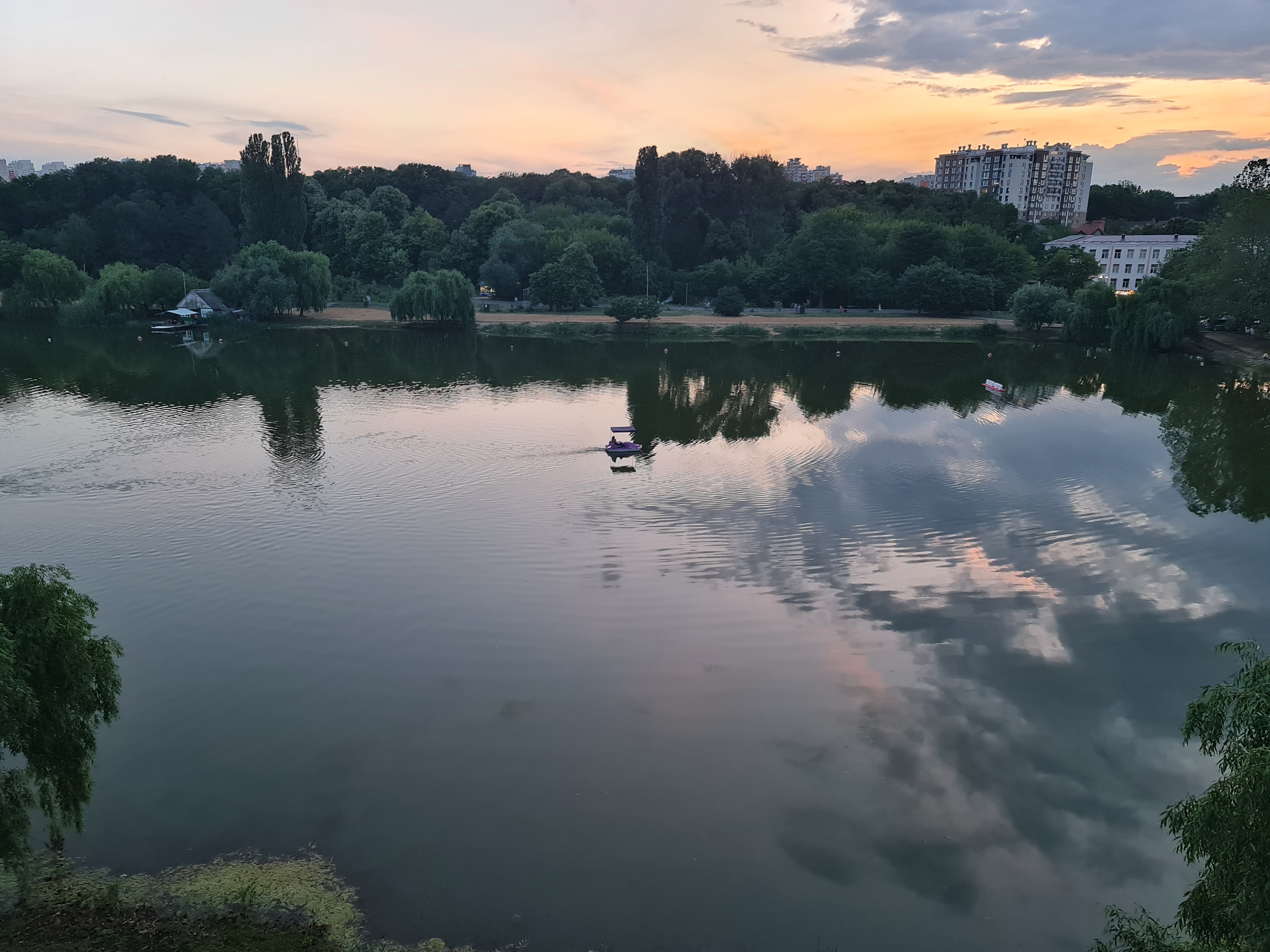 Lacul la apus cu bărci cu padale — Parcul Valea Trandafirilor (Rose Valley Park), Chișinău, Republica Moldova