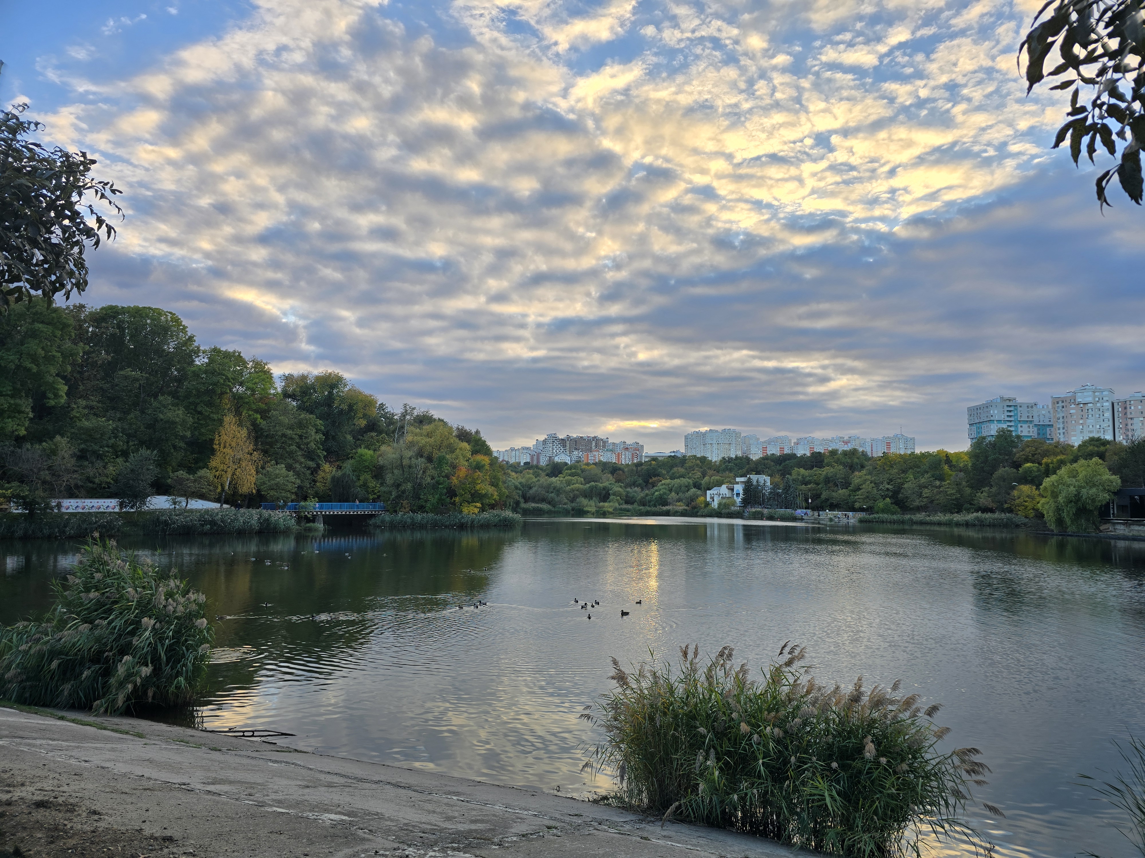 Lac sub cer noros — Parcul Valea Trandafirilor (Rose Valley Park), Chișinău, Republica Moldova