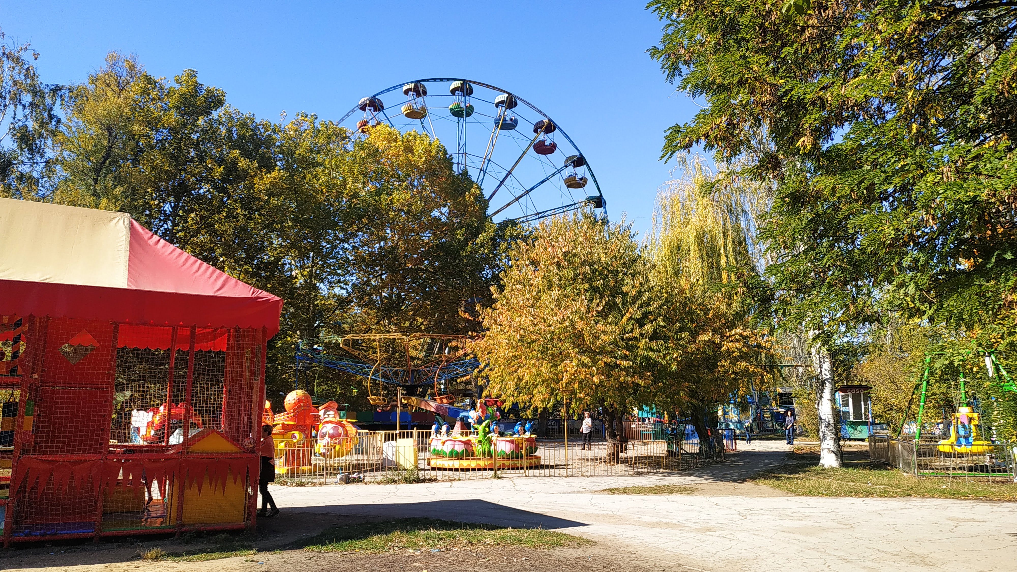 Roata panoramică — lângă Parcul „Valea Trandafirilor” (Rose Valley Park), Chișinău