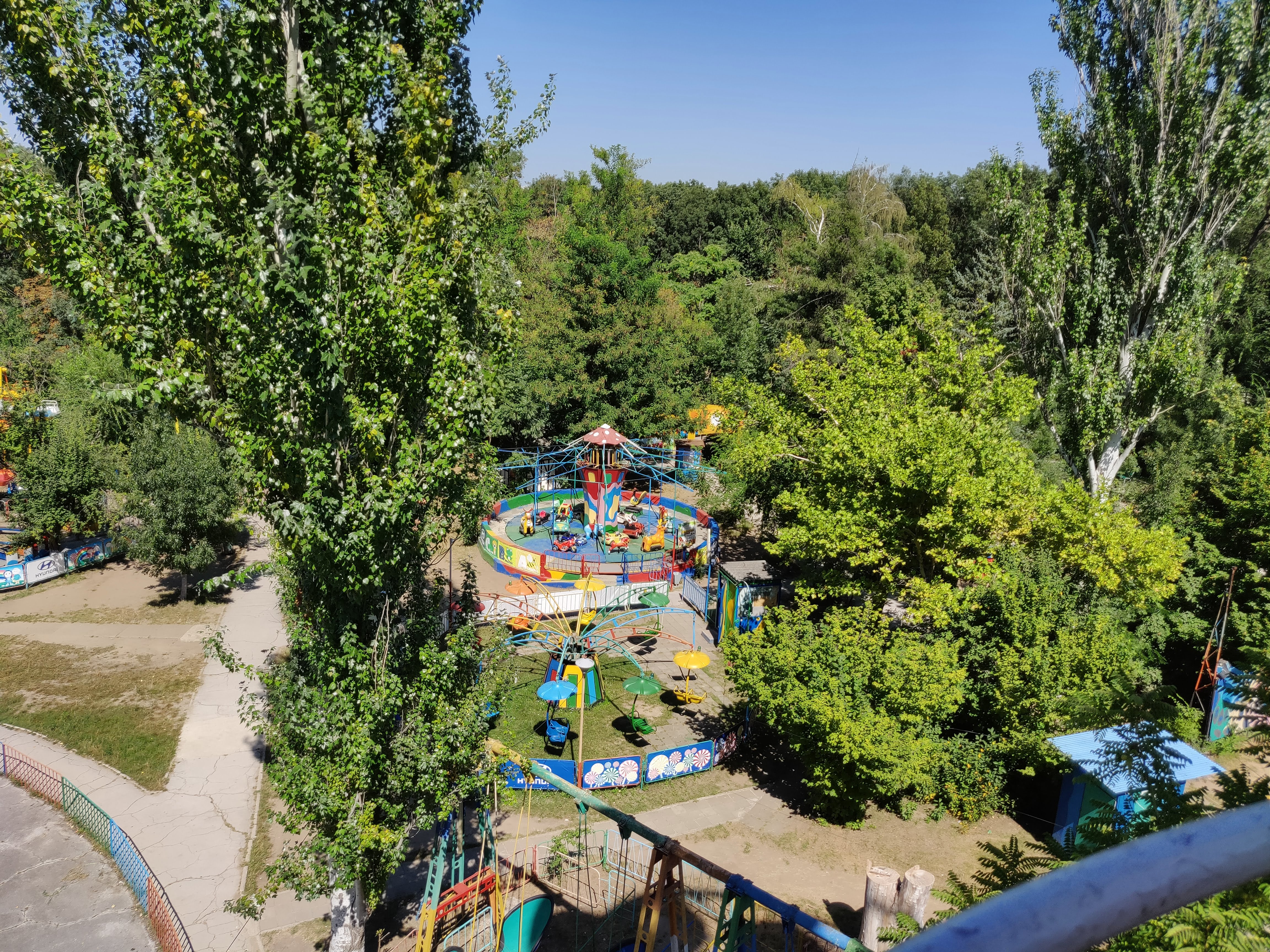 Carusel în parcul de distracții — Rose Valley Park (Parcul Valea Trandafirilor), Chișinău, Republic of Moldova